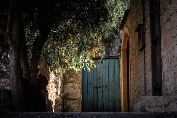 Lofou Nun Küçük Bir Köyünde Eski Ahşap Kapısı Olan Rahat — Stok fotoğraf