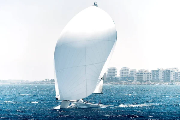 Velero Durante Una Regata Mar Mediterráneo — Foto de Stock