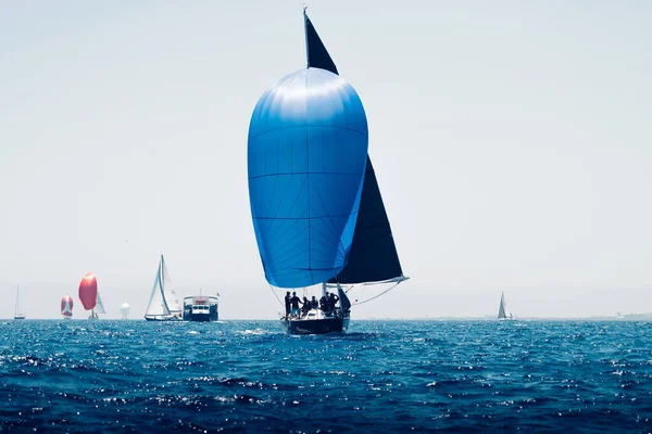 Veleiros Durante Regata Barco Dianteiro Com Vela Azul — Fotografia de Stock