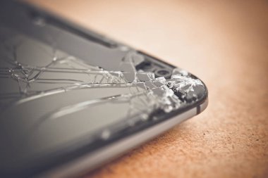 Kırık akıllı telefon ve kırık ekran yakın çekim
