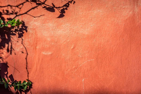 Špinavá Betonová Stěna Pokrytá Červenou Barvou — Stock fotografie