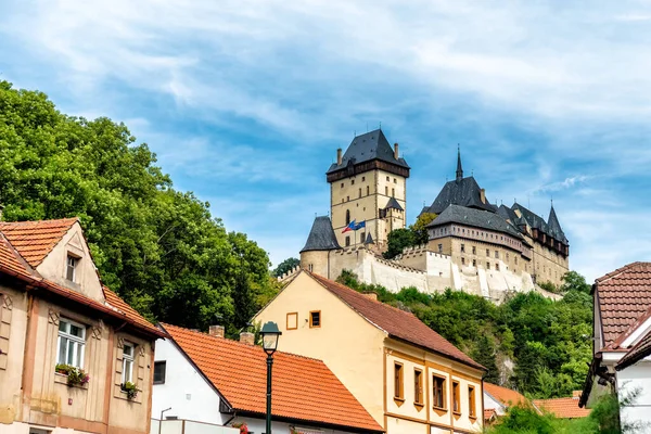 カルルシュタイン村とカルルシュタイン城の村 中央ボヘミア チェコ共和国 — ストック写真