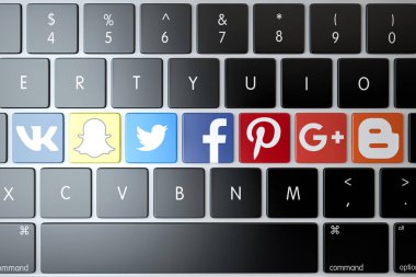 Laptop klavyesindeki çeşitli sosyal ağlar ve servis simgeleri. Teknoloji konsepti. Üç boyutlu illüstrasyon. İllüstrasyon başyazısı. 15 Temmuz 2021