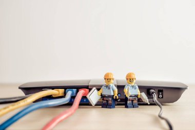 Billund, Danimarka - 15 Temmuz 2021: Ağ kablosunu bağlayan teknisyenler. İllüstrasyon Editörü
