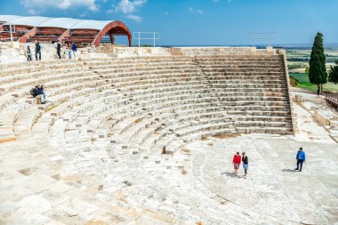ANCIENT CURIUM, CYPRUS Yıkıntıları - 28 Mart 2016: Roma amfitiyatrosunu ziyaret edenler