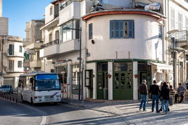 LIMASSOL, CYPRUS - 17 Şubat 2021: Şehir merkezindeki dar bir sokakta otobüs