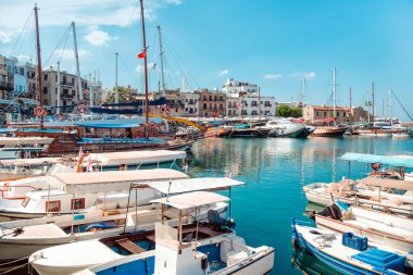 Kıbrıs Rum Kesimi, Kyrenia limanının geniş açılı manzarası.
