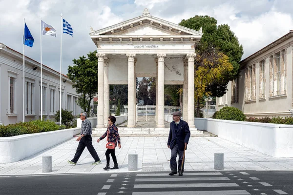 Paphos Ciprus Április 2017 Helyi Idős Férfi Egy Turista Pár — Stock Fotó