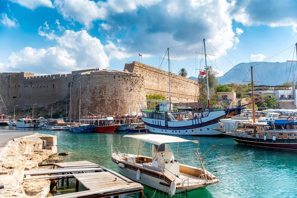 Kyrenia Kasabasının Ortaçağ Şatosu Limanı Kıbrıs — Stok fotoğraf