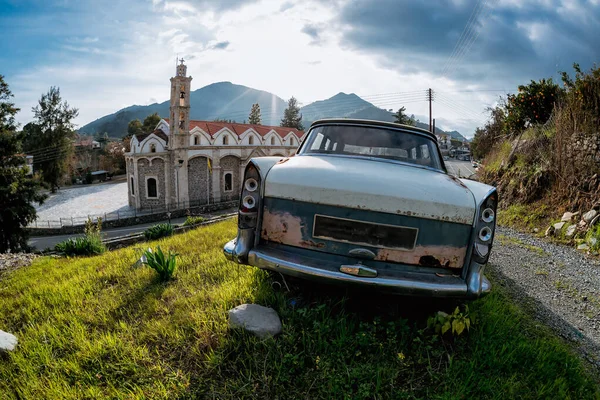 Ročník Auto Zaparkované Kostela Obci Arakapas Kypr — Stock fotografie