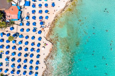 Güneşli kumlu Nissi plajının hava manzarası. Ayia Napa, Kıbrıs