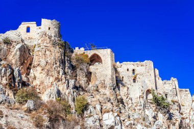 Kyrenia Dağları 'nın tepesindeki Saint Hilarion Kalesi' nin kalıntıları. Kyrenia Bölgesi, Kıbrıs