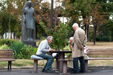 Belgrad, Sırbistan - 27 Eylül 2019: Kalemegdan halk parkında satranç oynayan yaşlılar