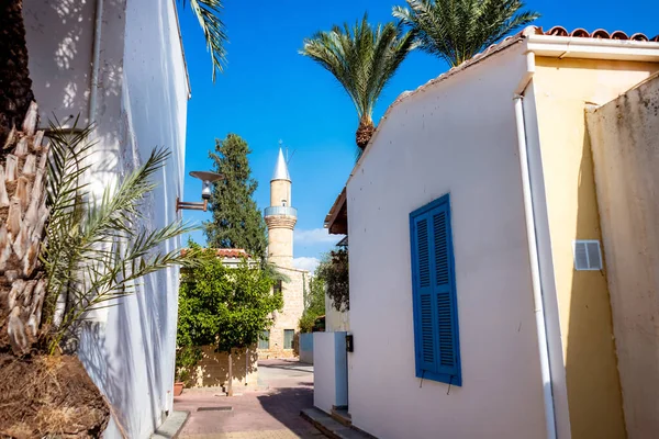 キプロスのニコシアにあるタトル ケール地区の居心地の良い通りとモスクの眺め — ストック写真
