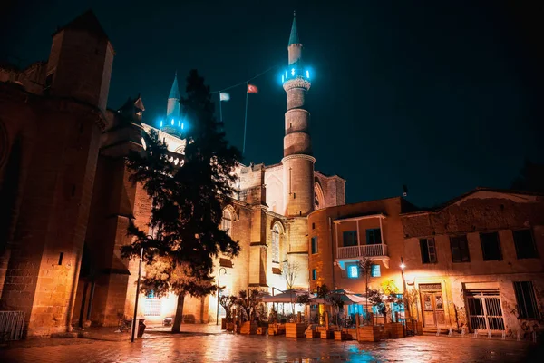 セリミエモスク 旧聖ソフィア大聖堂と夜に近くのレストラン ニコシアキプロス — ストック写真
