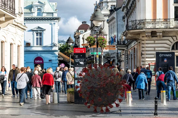 Belgrado Servië Maart 2020 Virusmolecuul Een Menigte Mensen Pandemisch Concept — Stockfoto