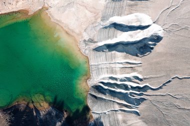 Amiantos madenlerindeki yapay Almirolivado Gölü manzarası. Limasol İlçesi, Kıbrıs