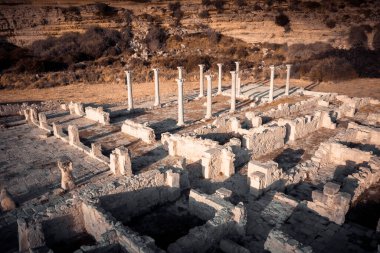 Kourion arkeoloji sahasının yakınındaki eski Hıristiyan bazilikasının kalıntıları. Limasol İlçesi, Kıbrıs