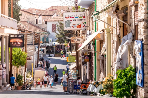 Lefkara Cyprus Juni 2018 Inwoners Toeristen Wandelen Langs Winkels Restaurants — Stockfoto