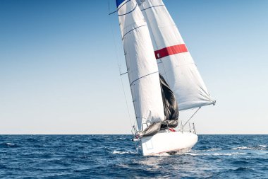 Akdeniz 'de yelkenli yarışı yaparken