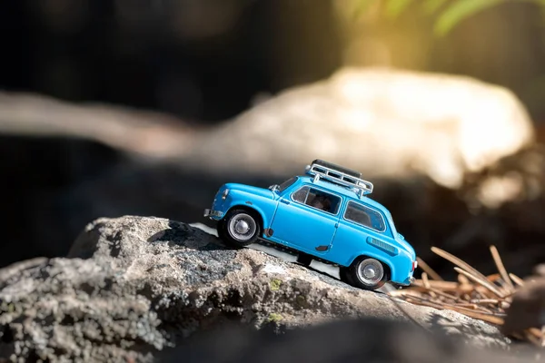 Χαριτωμένο Μικρό Ανύπαρκτο Ρετρό Αυτοκίνητο Που Ταξιδεύει Δάση — Φωτογραφία Αρχείου