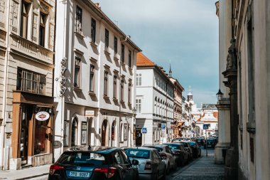Pilsen, Çek Cumhuriyeti - 22 Mayıs 2017: Plzen 'deki Dar Sokak (Pilsen)
