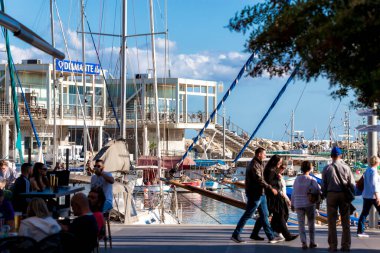Limasol, Kıbrıs - 27 Ekim 2019: Limasol eski limanındaki açık hava kafelerinde dinlenen turistler ve yerel halk