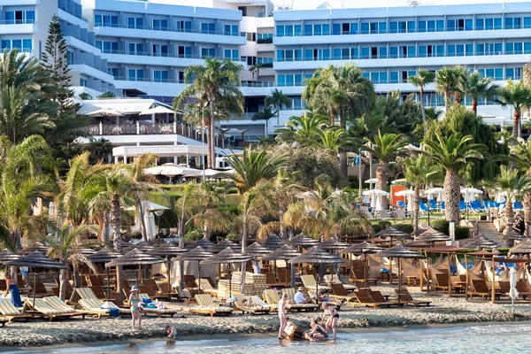 Limassol Cyprus Juni 2019 Mensen Genieten Van Zomervakantie Het Zandstrand — Stockfoto