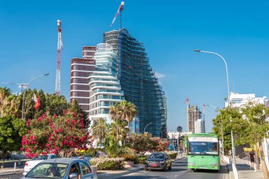 Limasol, Kıbrıs - 06 Temmuz 2021: Yoğun şehir yolu ve inşaat sahası