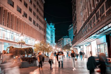 Belgrad, Sırbistan - 22 Eylül 2019: Geceleri alışveriş caddesinde kalabalık