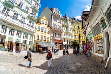 Karlovy Vary, Çek Cumhuriyeti - 26 Mayıs 2017: Bohemya bölgesindeki Karlovy Vary kaplıca kasabasının alışveriş caddesi