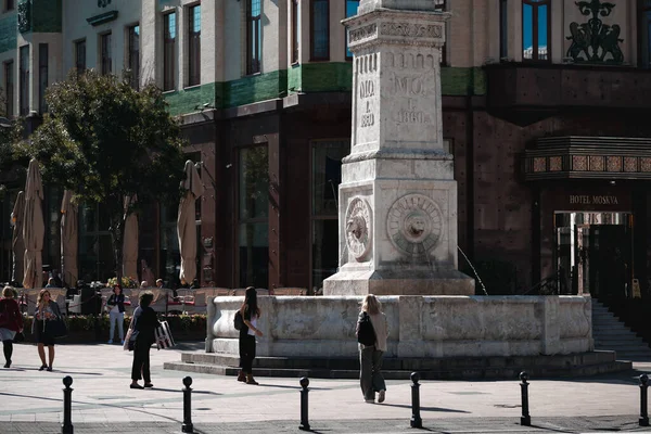 Belgrado Servië September 2019 Fontein Terazije Het Stadsplein Tegenover Hotel — Stockfoto