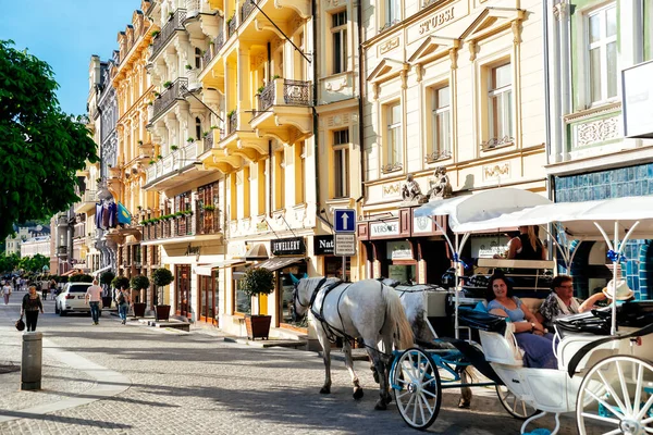 Karlovy Vary República Checa Mayo 2017 Transporte Con Turistas Calle — Foto de Stock