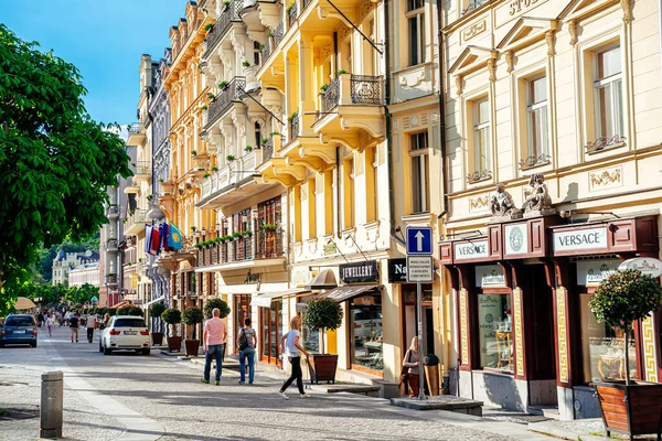 Karlovy Vary Tsekki Toukokuuta 2017 Kauppakadun Panoraama Vanhankaupungin Keskustassa — kuvapankkivalokuva