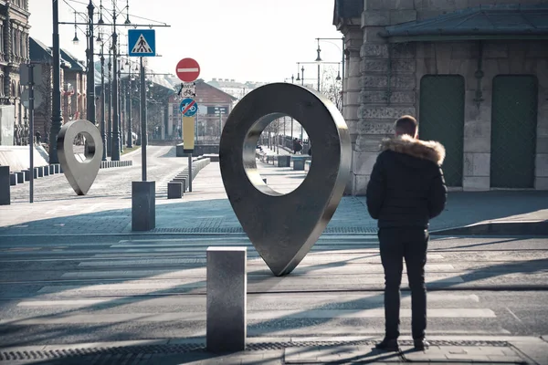 Mann Steht Auf Einer Straße Der Stadt Und Schaut Auf — Stockfoto