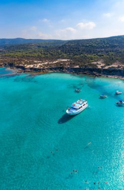 Latchi köyü yakınlarında turistlerle dolu bir gezi teknesi. Paphos İlçesi, Kıbrıs