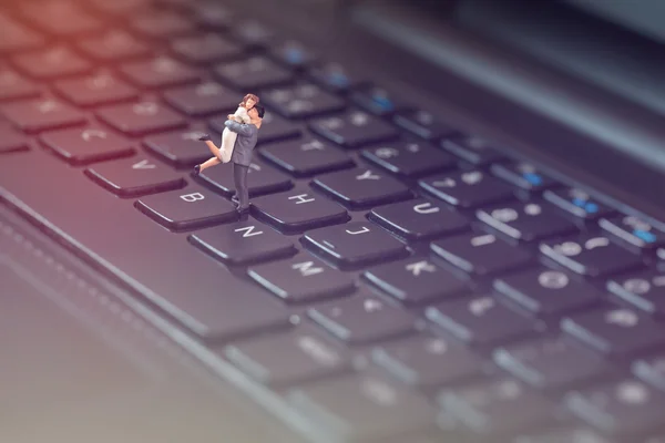 Pareja en miniatura teniendo un romance en línea. Concepto de citas por Internet — Foto de Stock