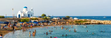 Paralimni, Kıbrıs - 17 Ağustos 2014: turist ile kalabalık plaj