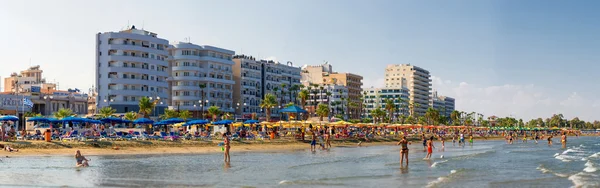 LARNACA, CHYPRE - 20 AOÛT 2014 : Les gens sur la plage ensoleillée de L — Photo