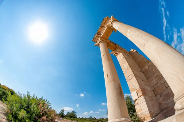 Ruïnes van het heiligdom van Apollo Hylates - een van de meest populaire toeristische plaats in Cyprus — Stockfoto