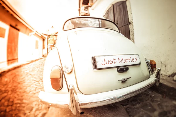 Antieke bruiloft auto met net getrouwd teken — Stockfoto