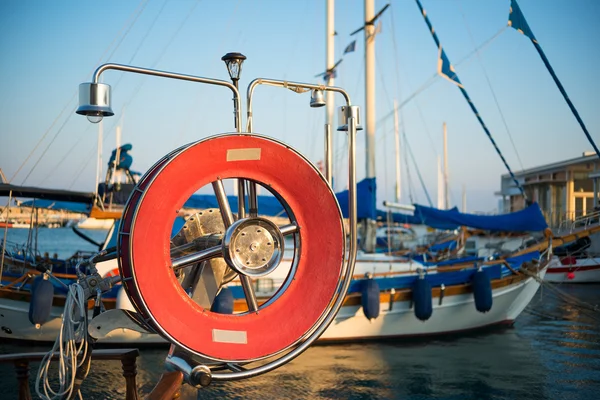 Gamla fiskebåtar i Limassol hamnen. Cypern — Stockfoto