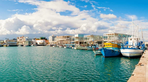 Kutry rybackie zadokowany w nowo zbudowanych Limassol marina. Cypr — Zdjęcie stockowe