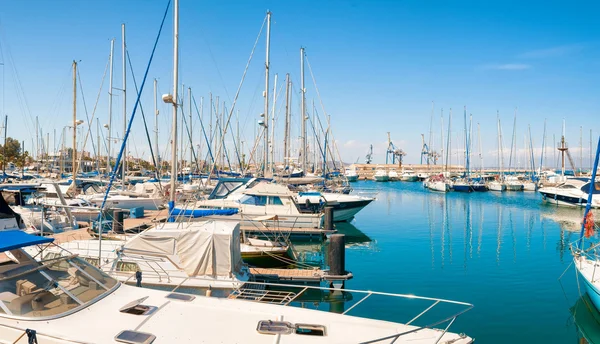 Larnaka marina manzarasına. Kıbrıs — Stok fotoğraf