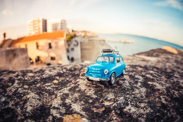 Coche de viaje en miniatura con equipaje en el techo . — Foto de Stock