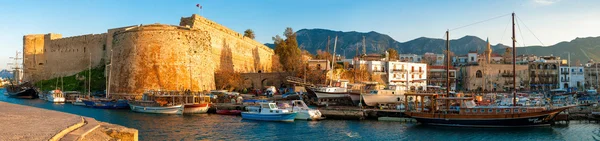 Castelo medieval e vista para o porto em Kyrenia — Fotografia de Stock