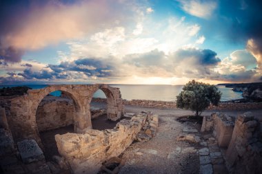 Roma arch adlı Kourion kalıntıları. Limasol Bölgesi, Limasol