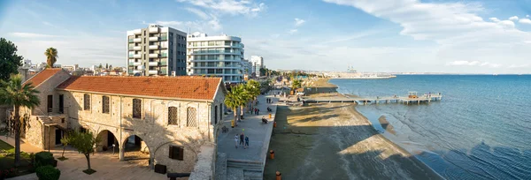 Larnaka, Kıbrıs - 30 Kasım 2014: Panoramik Finikoude — Stok fotoğraf