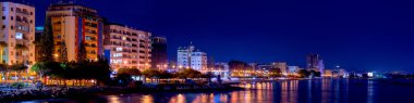 Limasol cityscape gece panoramik manzaralı. Kıbrıs