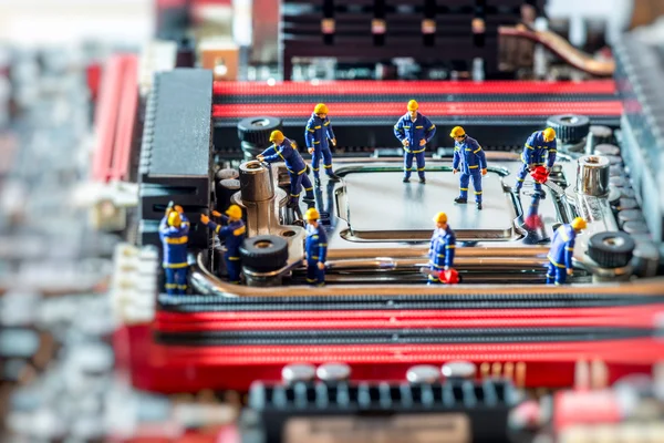 Gruppe von Technikern, die CPU reparieren. Technologiekonzept — Stockfoto